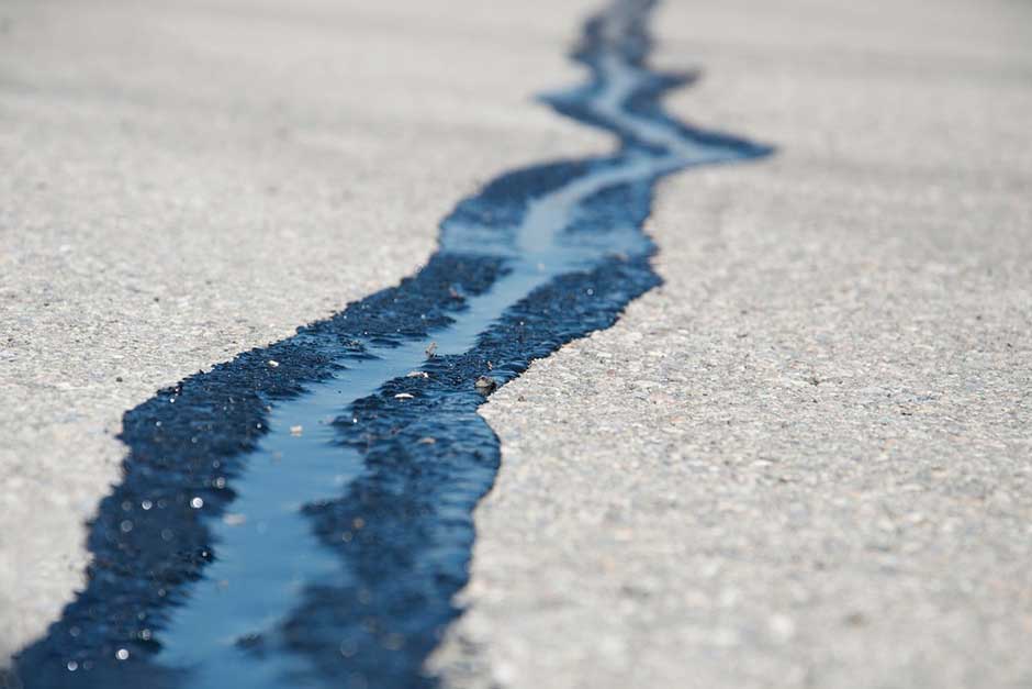 Asphalt-Crack-sealing